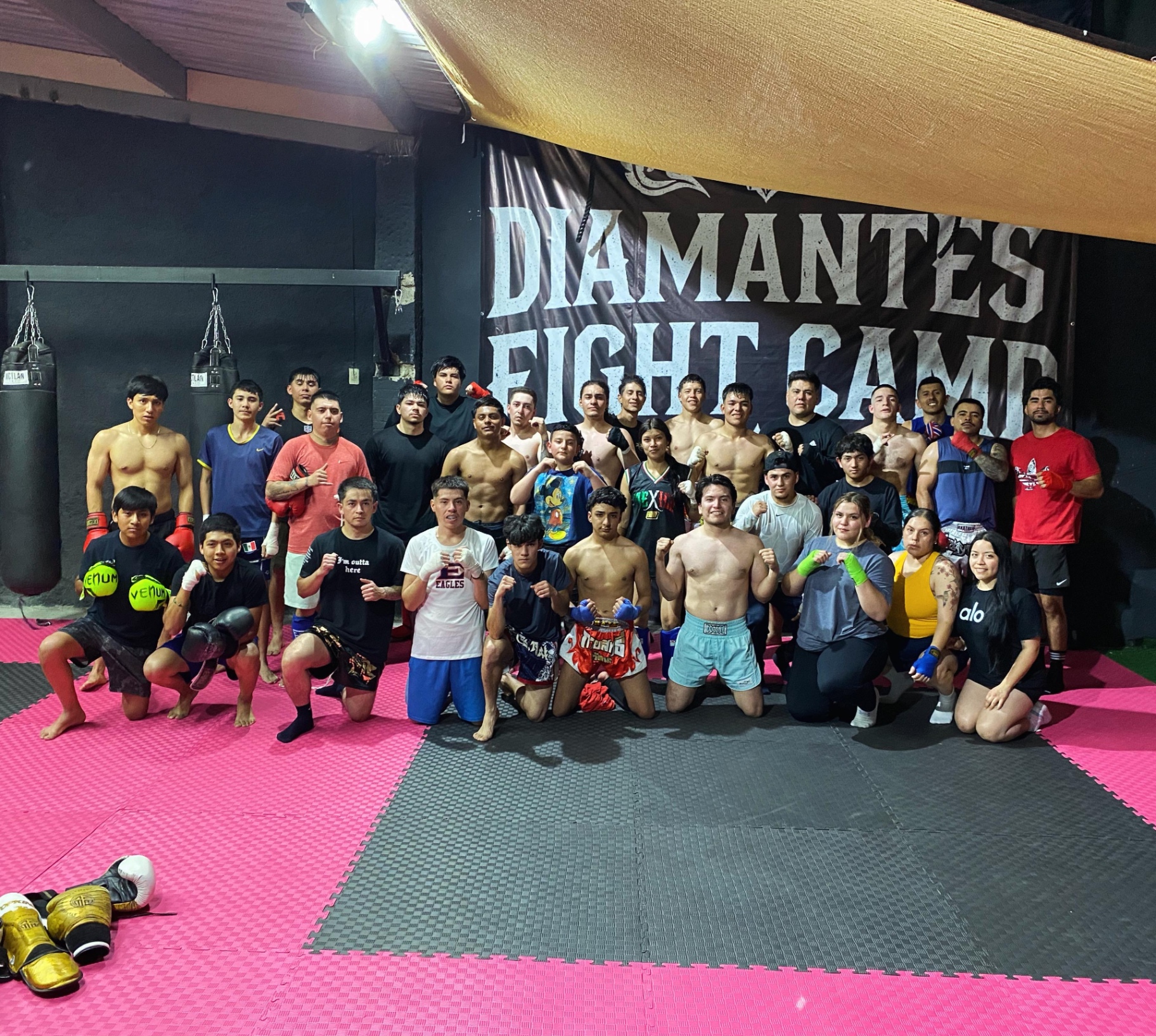 Equipo Diamantes Fight Camp en el gimnasio